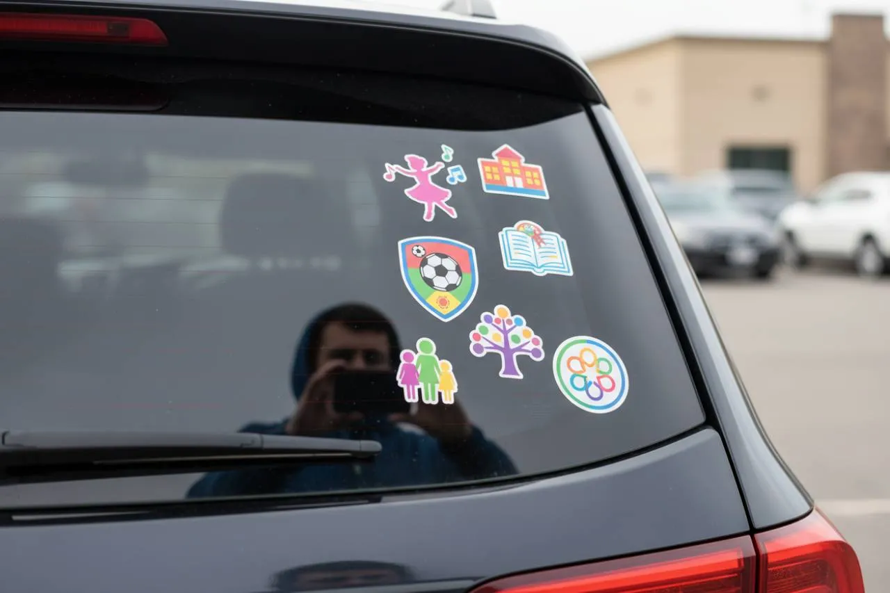 Adesivi apparentemente innocui: Un bersaglio per i malintenzionati