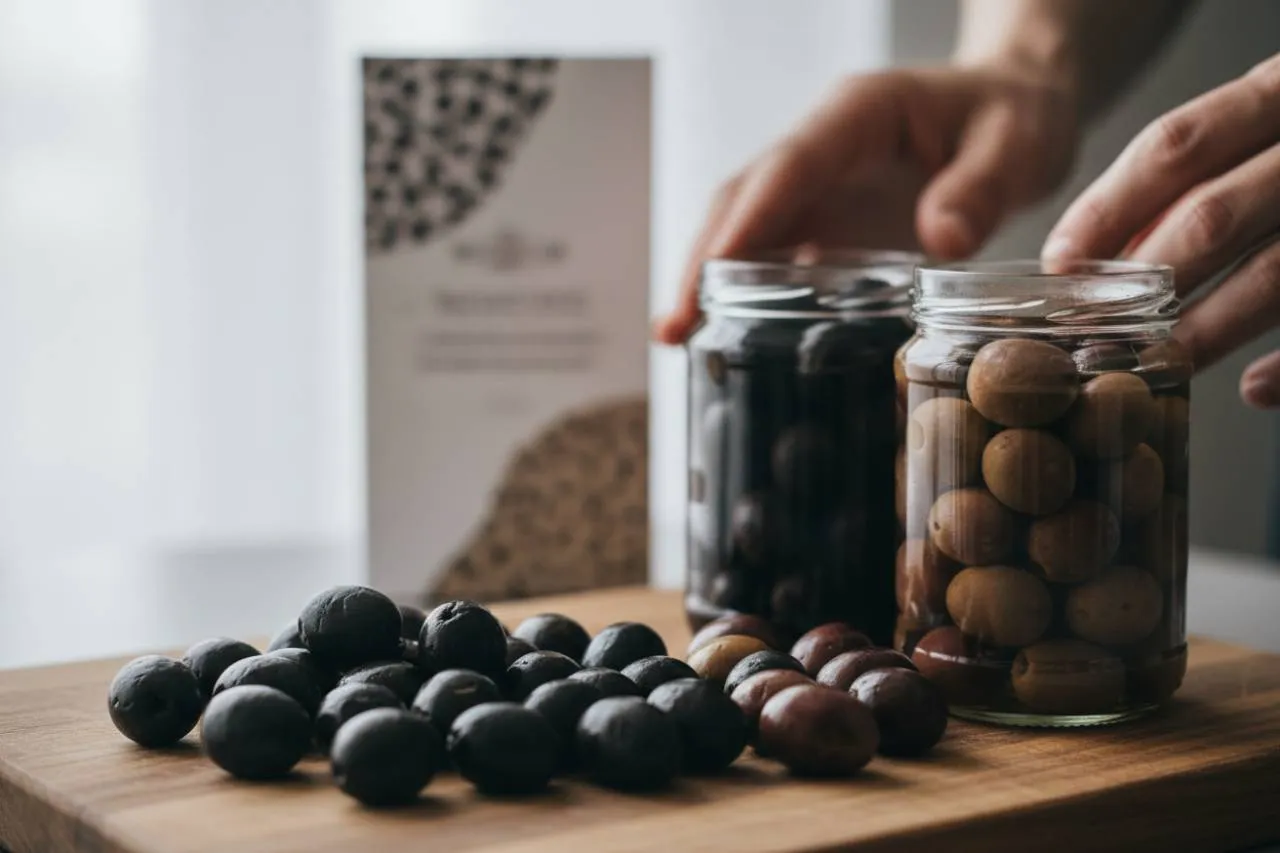 Come riconoscere le olive nere autentiche e le implicazioni per il consumatore